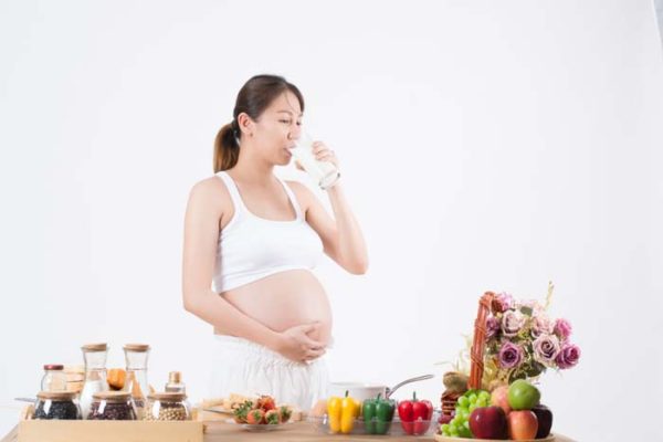 Mẹ bầu nên uống sữa gì tốt cho thai nhi?